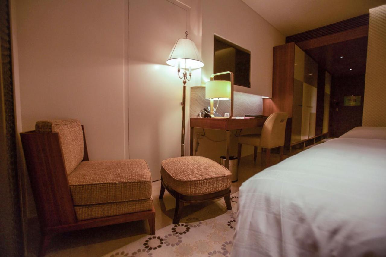 Crowne Plaza Chennai Adyar Park, An Ihg Hotel Экстерьер фото A room at the hotel