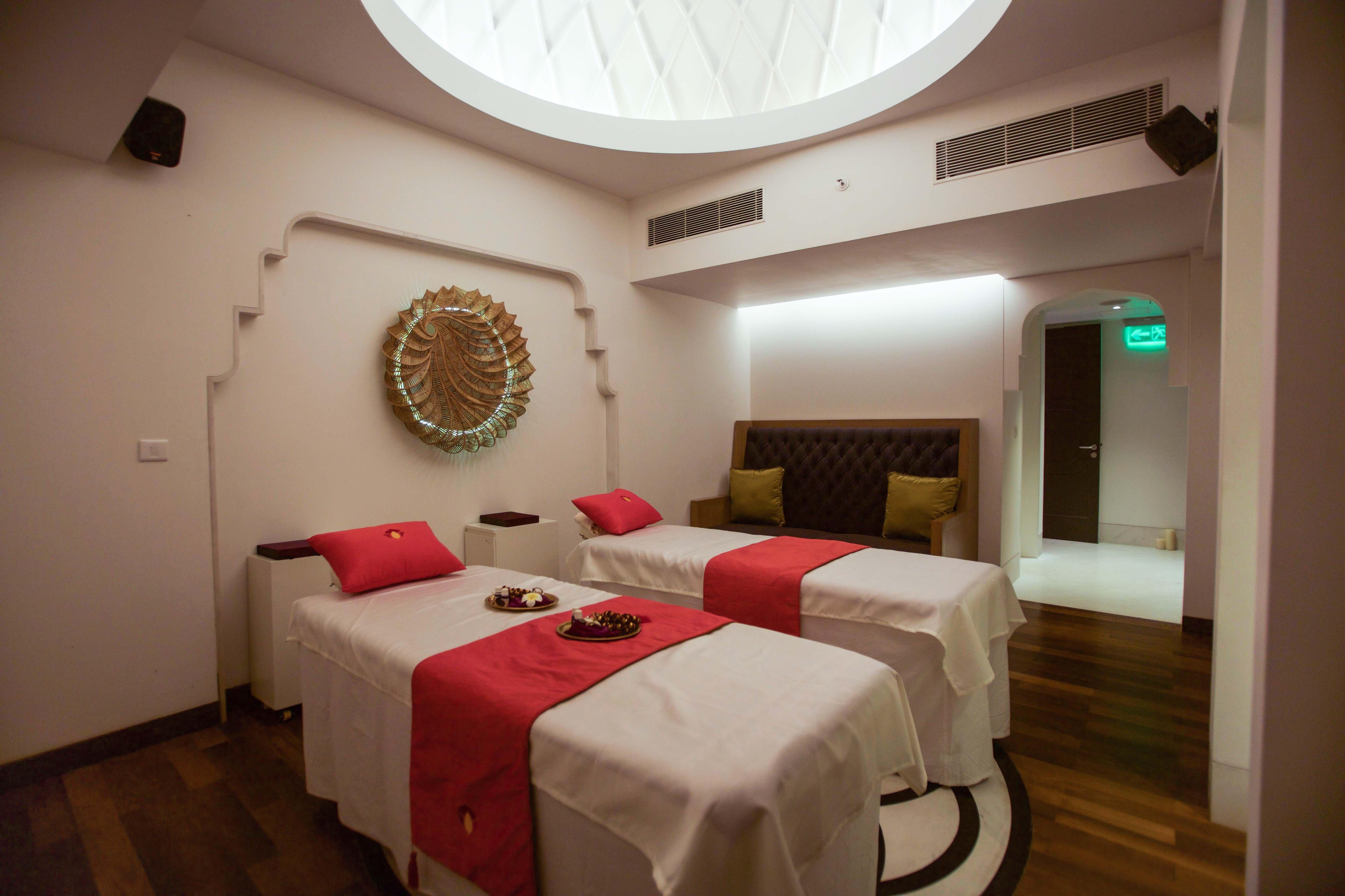Crowne Plaza Chennai Adyar Park, An Ihg Hotel Экстерьер фото Spa at The Park, New Delhi