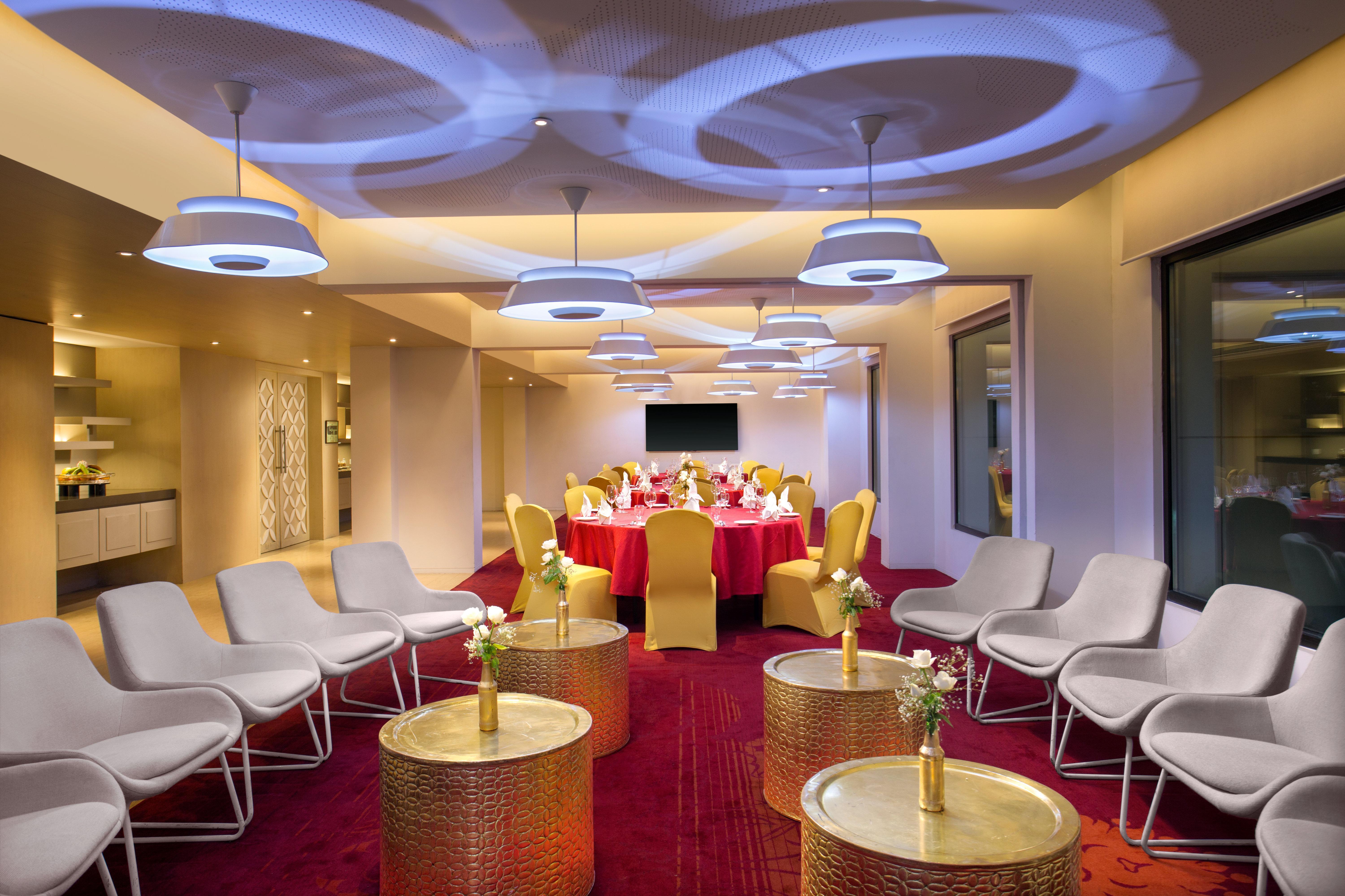 Crowne Plaza Chennai Adyar Park, An Ihg Hotel Экстерьер фото The Club Lounge at the airport