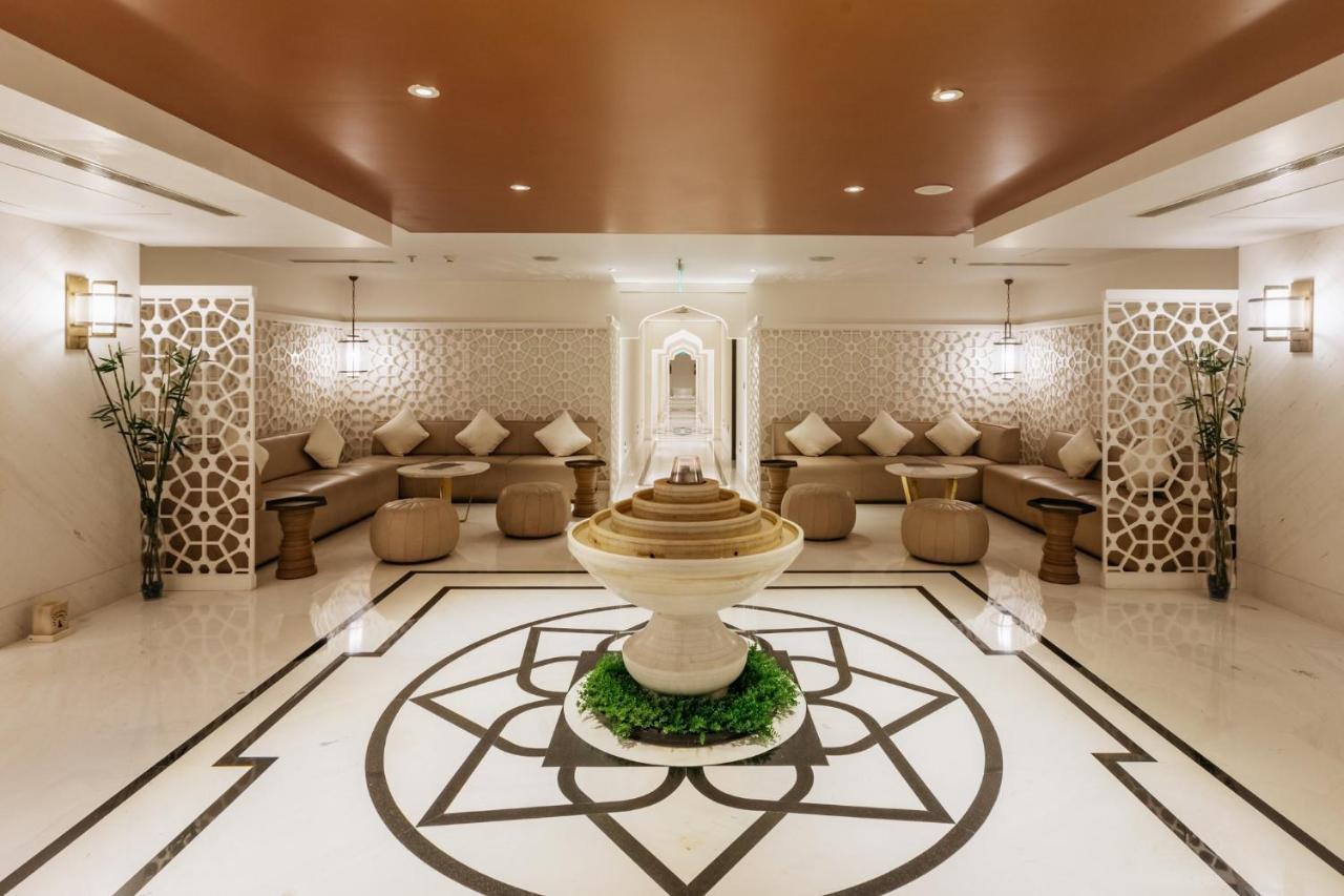 Crowne Plaza Chennai Adyar Park, An Ihg Hotel Экстерьер фото The lobby of the hotel